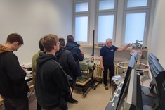 Laboratorium Charakteryzacji Półprzewodników, prezentuje pracownik Wydziału mgr inż. Zbigniew Zawiślak,