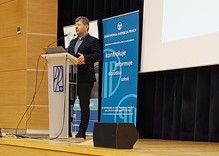 Uczestnik konferencji podczas wystąpienia