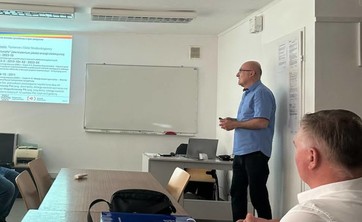 Dr inż. Marek Kurkowskiego z Politechniki Częstochowskiej podczas wygłaszania seminarium,