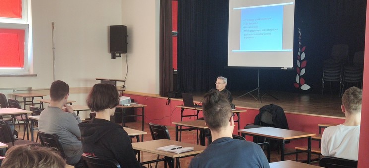 Prowadzący wykład dr inż. Krzysztof Mleczko i słuchający uczniowie.