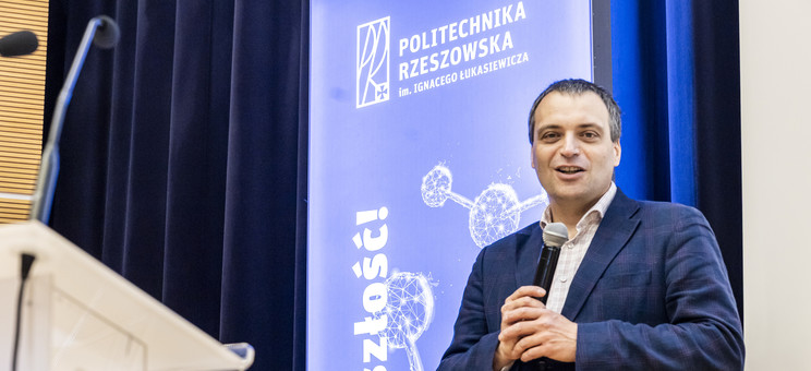 Dr hab. inż. Dominik Strzałka, prof. PRz prodziekan ds. rozwoju Wydziału Elektrotechniki i Informatyki, podczas wykładu „Cyfrowe technologie przyszłości”,