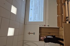 Uczestnik konferencji podczas wygłaszania referatu w auli Wydziału Elektrotechniki i Informatyki,