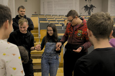 Uczestnicy szkolenia biorący udział w grze podczas szkolenia