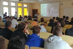 Studenci WEiI podczas wykładu – system ADMS w pojazdach,