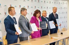 Przedstawiciele stron podpisujących umowę zawiązującą konsorcjum.