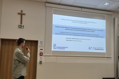 Uczestnik konferencji podczas wygłaszania referatu w auli Wydziału Elektrotechniki i Informatyki,