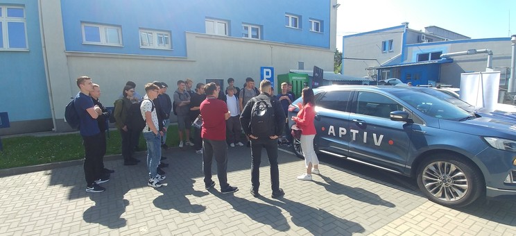 Uczniowie ZSEn przy samochodach testowych