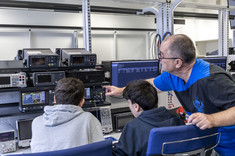 Uczniowie podczas zajęć,