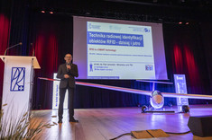 dr hab. inż. Piotr Jankowski-Mihułowicz, prof. PRz podczas wykładu nt. "Technika radiowej identyfikacji obiektów RFID – dzisiaj i jutro",