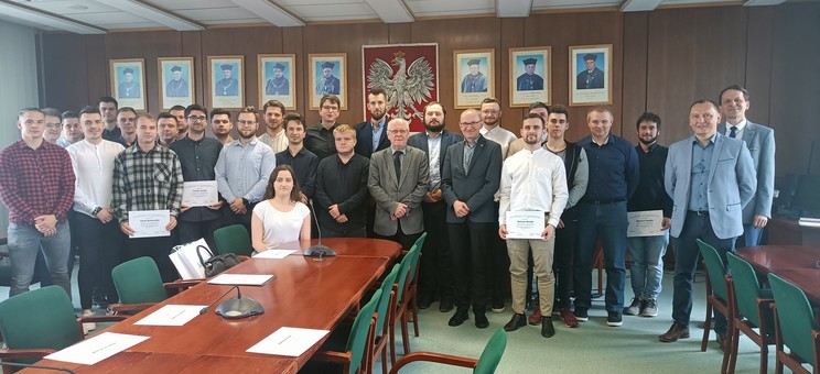 Uczestnicy uroczystości wręczenia certyfikatów firmy Siemens