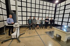dr inż. Wiesław Sabat z Uczniami w laboratorium EMC - komora EMC. Pokazuje anteny i omawia badania,