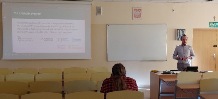 Dr Skulimowski podczas prezentacji,