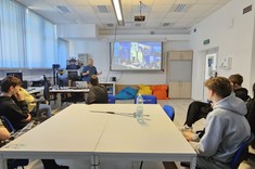 Jaku Niemczycki, student PRz i członek Rzeszowskiej Grupy IT z Uczniami w Sali AssecoLab. Pan Niemczycki prezentuje część studencką studiowania w tym działalność Kół Naukowych Elektroniki i Technologii Informacyjnych oraz Automatyków i Robotyków ROBO