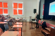 Prowadzący wykład dr inż. Krzysztof Mleczko i słuchający uczniowie.