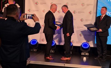 Dyrektor RCEZ w Biłgoraju Pan Jarosław Dubiel wręcza pamiątkowy grawerton dla Politechniki Rzeszowskiej na ręce dr hab. inż. M. Korkosza, prof. uczelni,