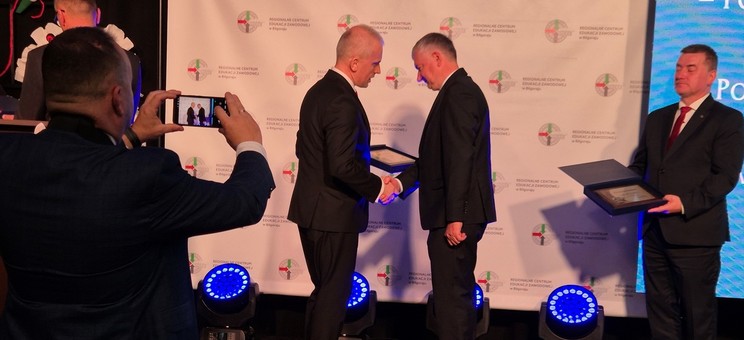 Dyrektor RCEZ w Biłgoraju Pan Jarosław Dubiel wręcza pamiątkowy grawerton dla Politechniki Rzeszowskiej na ręce dr hab. inż. M. Korkosza, prof. uczelni,