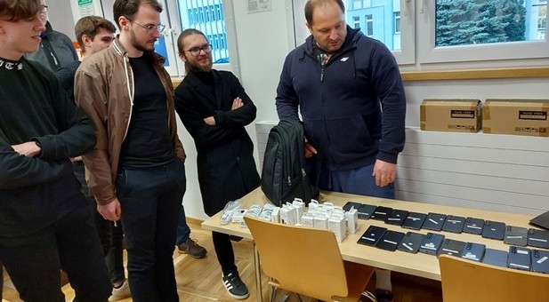 Studenci podczas spotkania - przekazanie smartfonów do testów