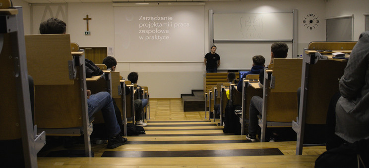 Oskar Tyniec prowadzący szkolenie