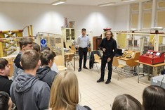 mgr inż. Sebastaian Hajder wraz z Uczniami w laboratorium Wysokich Napięć. Prezentuje urządzenia,