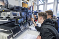 Uczniowie podczas zajęć,