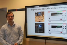 Studenci kierunku elektronika i telekomunikacja podczas prezentacji swoich projektów inżynierskich w Katedrze Metrologii i Systemów inżynierskich.