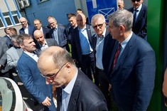 Członkowie RG WEiE oglądający z zainteresowaniem prezentowane pojazdy badawcze firmy APTIV.