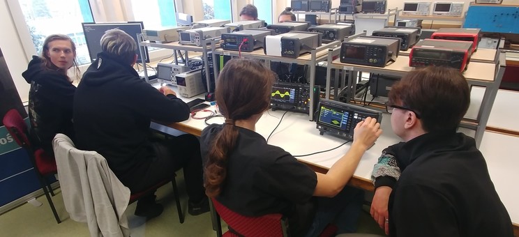 Uczniowie podczas zajęć