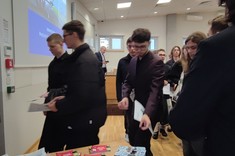 Studenci po immatrykulacji odbierający materiały informacyjne PRz,