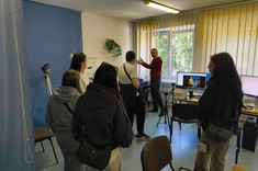 Dr hab. inż. Tomasz Kapuściński z Uczniami w Laboratorium Inteligentnych Systemów Interaktywnych. Dr Kapuściński prezentuje systemy rozpoznawania gestów w ramach prowadzonych przez swój zespół badań.