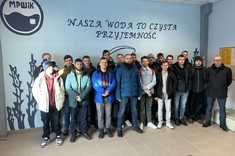 Studenci drugiego stopnia studiów stacjonarnych, kierunek elektrotechnika na stacji biomonitoringu jakości wody