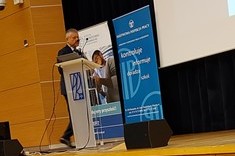 Uczestnik konferencji podczas wystąpienia