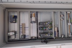 Przemysłowy ciąg transportowy do ładunków paletowych służący do konfiguracji i programowania systemów intralogistycznych