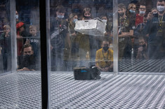 Uczestnicy obserwujący zmagania robotów.