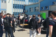 Rozmowy przy samochodach testowych