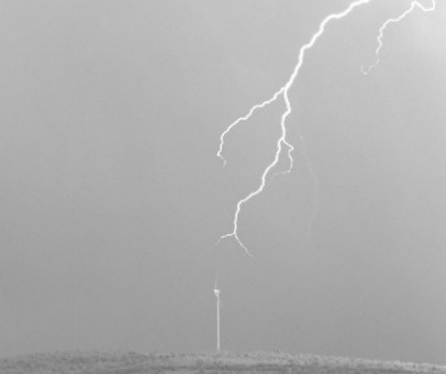 Moment uderzenia pioruna w turbinę wiatrową - farma wiatrowa Voštane w pobliżu Splitu