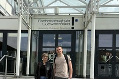 Konrad Ostrowski i Anna Szlachta przed budynkiem Fachbereich Elektrotechnik und Informationstechnik,