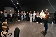 dr hab. inż. Henryk Wachta z Uczniami w laboratorium Techniki Świetlnej opowiadający o prowadzonych badaniach,