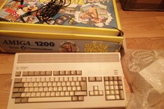 Amiga 1200, wraz z pudełkiem "Desktop Dynamite"