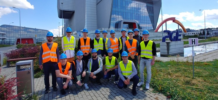 Grupa studentów elektrotechniki zwiedzająca elektrociepłownię.
