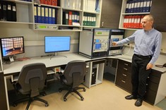 dr inż. Wiesław Sabat prezentujący konsole sterowniczą komory EMC oraz symulację badania.