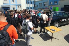 Rozmowy przy samochodach testowych