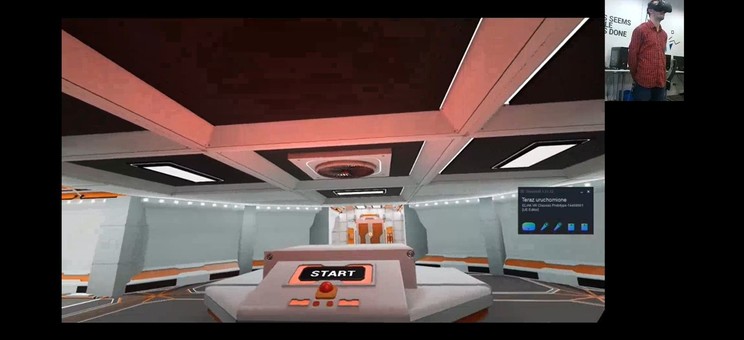 Na pierwszym planie: symulacja VR. Na drugim planie: mgr inż. Mateusz Salach Cykl Dydaktycznych Czwartków