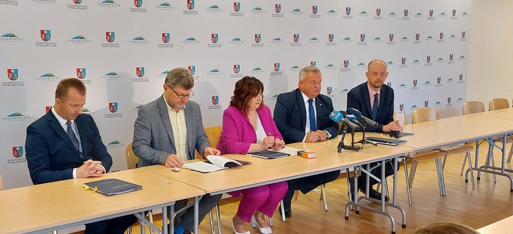 Przedstawiciele stron podpisujących umowę zawiązującą konsorcjum.