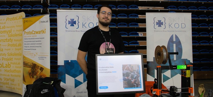 Członek koła przy stanowisku SKINI KOD na wydarzeniu XChallenge