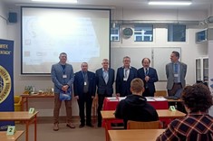 EUROELEKTRA 2024 – Od prawej stoją: dr hab. inż. Roman Zajdel, prof. PRz, dr inż. Kazimierz Kamuda, dr inż. Robert Ziemba, mgr inż. Zbigniew Styczeń, mgr inż. Zbigniew Zagrodnik, mgr inż. Jarosław Suchora