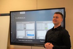 Studenci kierunku elektronika i telekomunikacja podczas prezentacji swoich projektów inżynierskich w Katedrze Metrologii i Systemów inżynierskich.
