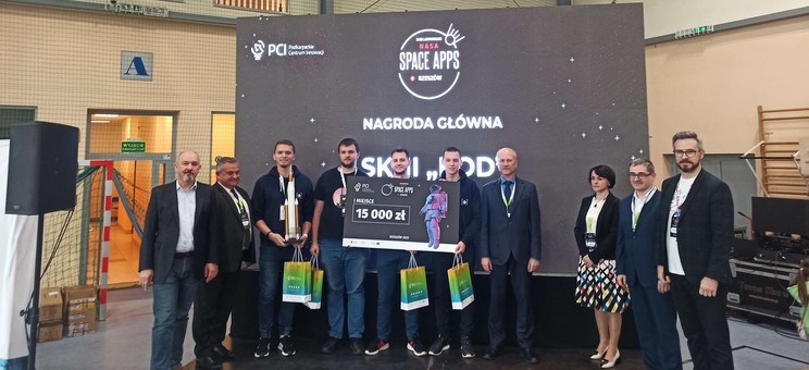 Członkowie Koła odbierający nagrodę