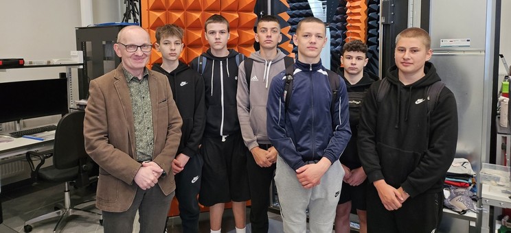 dr hab. inż. Piotr Jankowski-Mihułowicz, prof. PRz z Uczniami w laboratorium RFID,