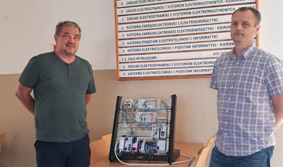 prof. Damian Mazur z Politechniki Rzeszowskiej oraz Paweł Grabowski z WAGO,