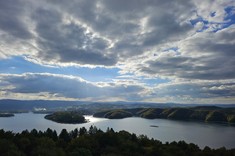 Widok z wieży widokowej Solina na Polańczyk,